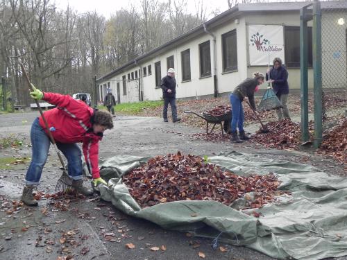 Helfer beim Aufräumen